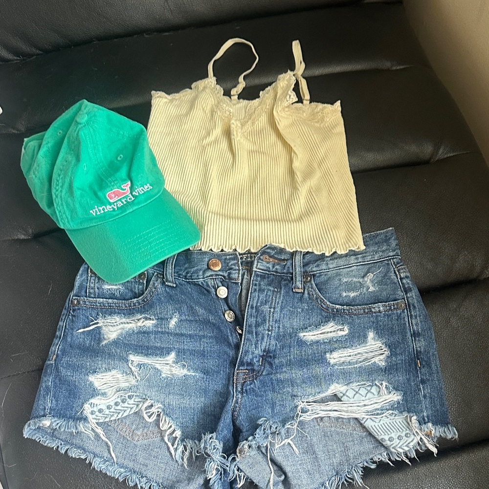 Vineyard Vines Green Hat & Distressed Denim Women’s Shorts Outfit